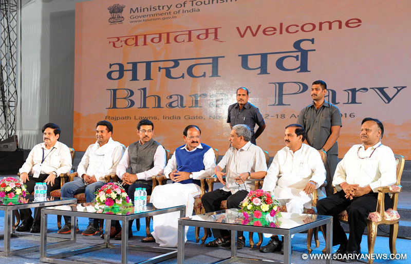 The Union Minister for Defence, Shri Manohar Parrikar, the Union Minister for Urban Development, Housing & Urban Poverty Alleviation and Information & Broadcasting, Shri M. Venkaiah Naidu, the Minister of State for Culture and Tourism (Independent Charge), Dr. Mahesh Sharma, the Minister of State for Information & Broadcasting, Col. Rajyavardhan Singh Rathore, the Secretary, Ministry of Information & Broadcasting, Shri Ajay Mittal and the Secretary, Ministry of Tourism, Shri Vinod Zutshi at the 