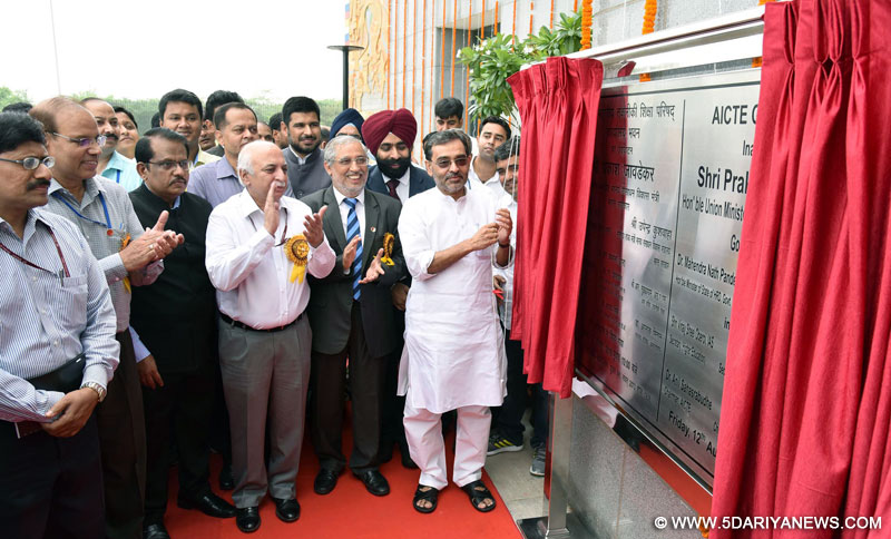 The Minister of State for Human Resource Development, Shri Upendra Kushwaha unveiling the plaque to inaugurate the newly constructed office complex of All India Council for Technical Education (AICTE), a statutory body of Govt. of India, Ministry of HRD, in New Delhi on August 12, 2016. The Secretary, Department of Higher Education, Shri V.S. Oberoi, the Secretary, Department of Defence R&D and Director General, DRDO, Dr. S. Christopher and other dignitaries are also seen.