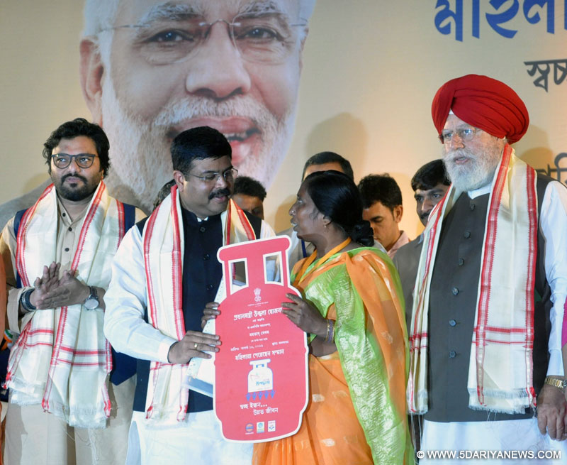 Dharmendra Pradhan handing over the LPG connection to a beneficiary, at the launching ceremony of PMUY, at Nazrul Manch, in Kolkata, West Bengal on August 14, 2016. The Minister of State for Heavy Industries & Public Enterprises, Shri Babul Supriyo and the Minister of State for Agriculture & Farmers Welfare and Parliamentary Affairs, Shri S.S. Ahluwalia are also seen.