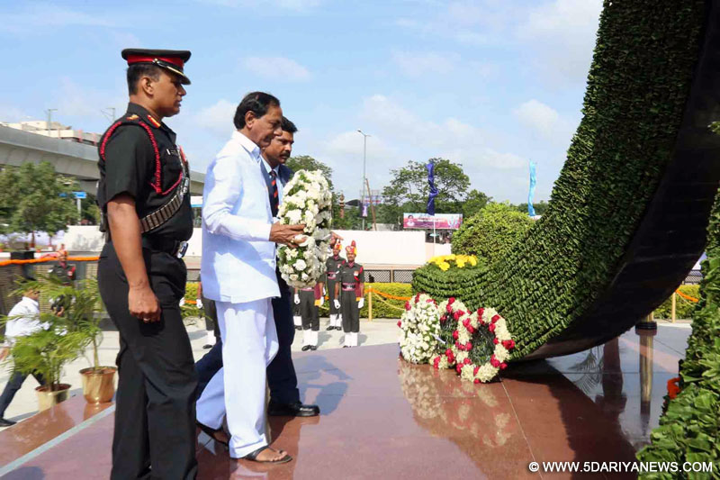 Telangana Chief Minister K Chandrasekhar Rao lays wreath at Veerula Sainik Smarak on Independence Day in Secunderabad on Aug 15, 2016.