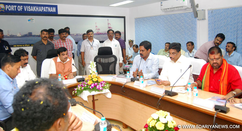 The Union Minister for Road Transport & Highways and Shipping, Shri Nitin Gadkari reviews the performance of Vishakhapatnam Port on August 18, 2016.