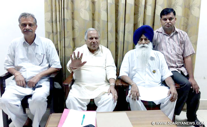 ਗੱਲਬਾਤ ਕਰਦੇ ਹੋਏ ਕੈਬਨਿਟ ਮੰਤਰੀ ਪੰਜਾਬ  ਮਦਨ ਮੋਹਨ ਮਿੱਤਲ