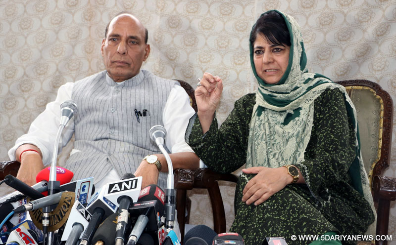 Union Home Minister Rajnath Singh and Jammu and Kashmir Chief Minister Mehbooba Mufti address a press conference in Srinagar on Aug 25, 2016.