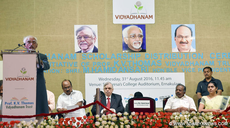 The Vice President, Shri M. Hamid Ansari addressing the gathering, at the inauguration of the 4th phase of the Vidyadhanam project, at Kochi, Ernakulam, in Kerala on August 31, 2016. The Governor of Kerala, Shri Justice (Retd.) P. Sathasivam and the Minister for Forests, Animal Husbandry and Zoos, Kerala, Shri K. Raju are also seen.