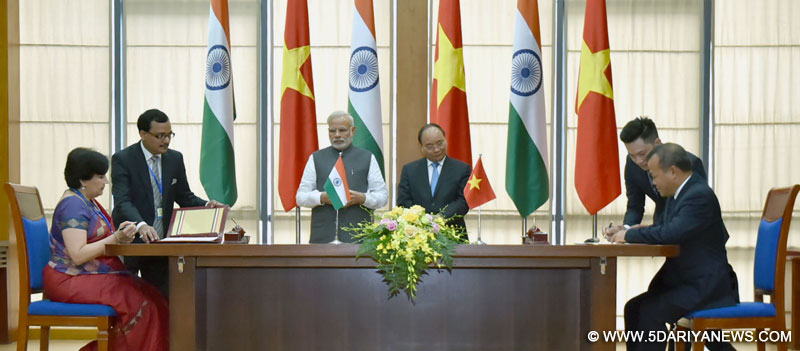 The Prime Minister, Shri Narendra Modi and the Prime Minister of the Socialist Republic of Vietnam, Mr. Nguyen Xuan Phuc at the joint media briefing, in Hanoi, Vietnam on September 03, 2016.