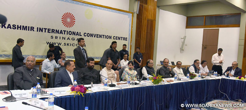 The Union Home Minister, Shri Rajnath Singh chairing the meeting of All Party delegation with the Jammu and Kashmir Government, in Srinagar, Jammu and Kashmir on September 04, 2016. The Union Minister for Finance and Corporate Affairs, Shri Arun Jaitley, the Chief Minister of Jammu and Kashmir, Ms. Mehbooba Mufti and other dignitaries are also seen.