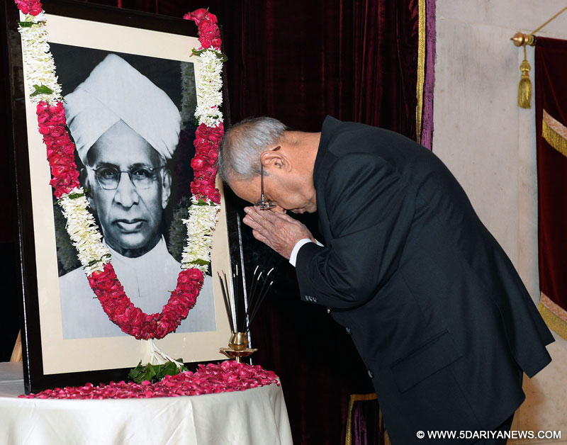 The President, Shri Pranab Mukherjee paying homage at the portrait of the former President of India, Dr. Sarvepalli Radhakrishnan, on the occasion of his Birth Anniversary, at Rashtrapati Bhavan, in New Delhi on September 05, 2016.
