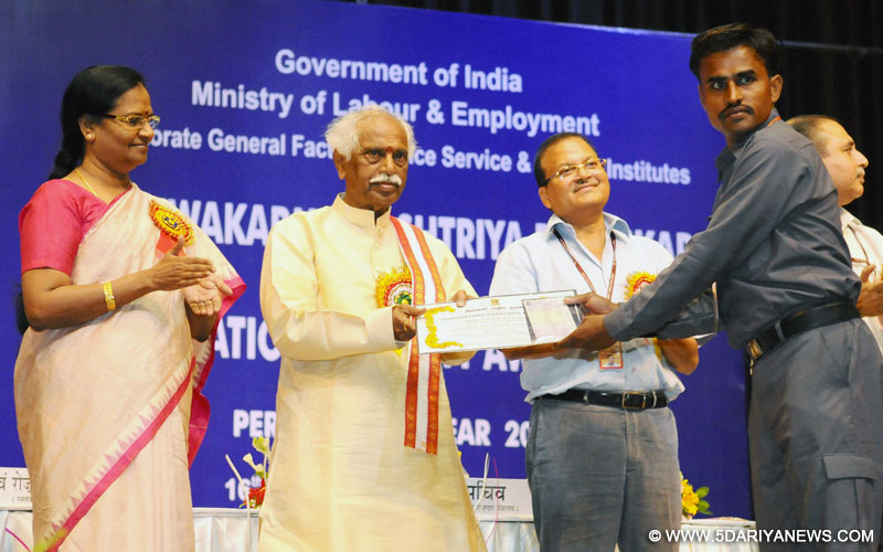 The Minister of State for Labour and Employment (Independent Charge), Shri Bandaru Dattatreya presented the Vishwakarma Rashtriya Puraskar and National Safety Awards (performance year 2014), at a function, in New Delhi on September 16, 2016. 