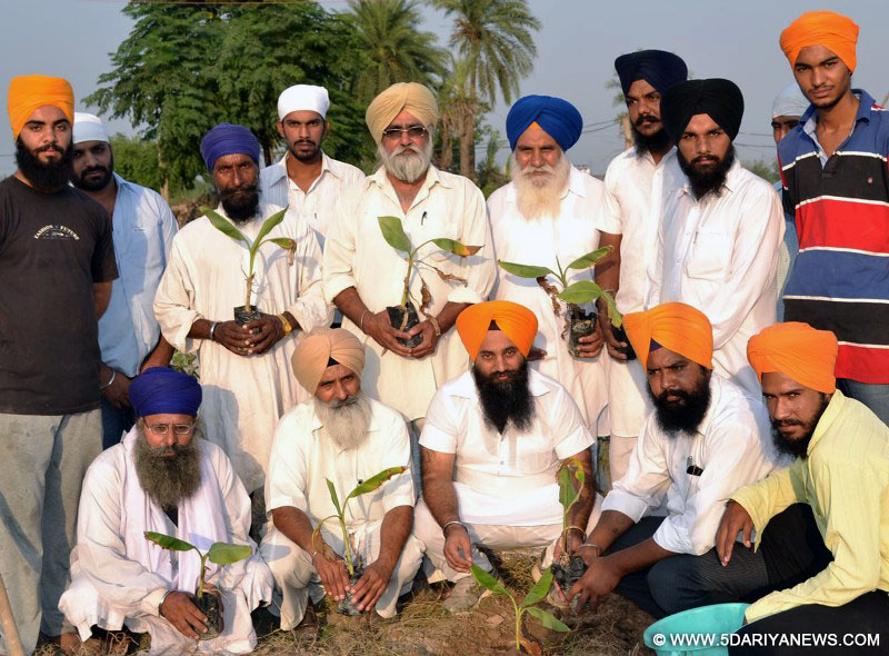 ਸਰਕਾਰ ਵੱਲੋ ਚਲਾਈ ਹਰਿਆਵਲ ਲਹਿਰ ਦੇ ਤਹਿਤ ਕਲਗੀਧਰ ਸੇਵਕ ਜੱਥਾ(ਰਜ਼ਿ.) ਦੇ ਪ੍ਰਧਾਨ ਅਤੇ ਧਰਮ ਪ੍ਰਚਾਰ ਕਮੇਟੀ ਹਲਕਾ ਮੋਹਾਲੀ ਦੇ ਮੁਖੀ ਭਾਈ ਜਤਿੰਦਰਪਾਲ ਸਿੰਘ ਪੋਦੇ ਲਾਉਂਦੇ ਹੋਏ।