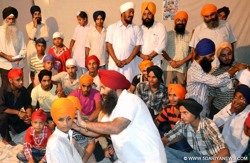 ਧਰਮ ਪ੍ਰਚਾਰ ਕਮੇਟੀ ਮੋਹਾਲੀ ਦੇ ਮੁਖੀ ਭਾਈ ਜਤਿੰਦਰਪਾਲ ਸਿੰਘ ਵਿਰਸਾ ਸੰਭਾਲ ਲਹਿਰ ਦੇ ਤਹਿਤ ਨੌਜਵਾਨ ਬੱਚਿਆਂ ਨੂੰ ਸੋਹਣੀ ਦਸਤਾਰ ਬੰਨਣੀ ਸਿਖਾਉਂਦੇ ਹੋਏ।