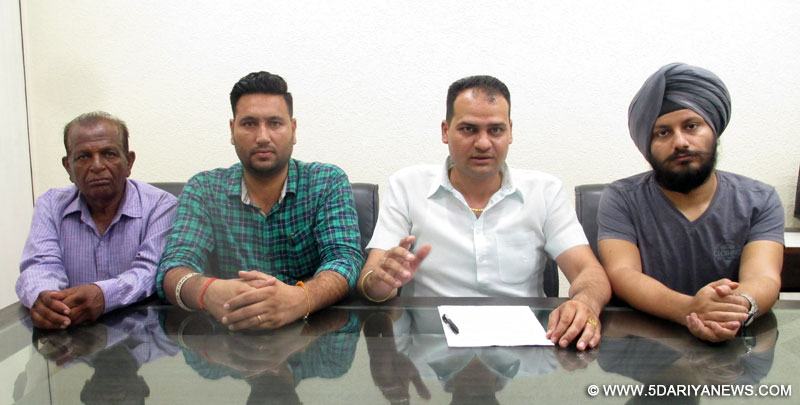 पत्रकारों को जानकारी देते हुए मोहाली विकास मंच के अध्यक्ष विनीत वर्मा व पदाधिकारी 