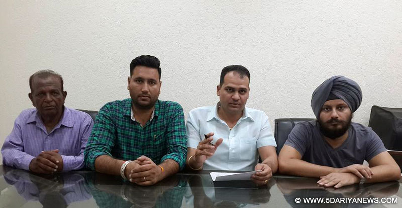 ਪੱਤਰਕਾਰਾਂ ਨੂੰ ਜਾਣਕਾਰੀ ਦਿੰਦੇ ਹੋਏ ਮੋਹਾਲੀ ਵਿਕਾਸ ਮੰਚ ਦੇ ਪ੍ਰਧਾਨ ਵਿਨੀਤ ਵਰਮਾ ਅਤੇ ਹੋਰ ਅਹੁਦੇਦਾਰ|
