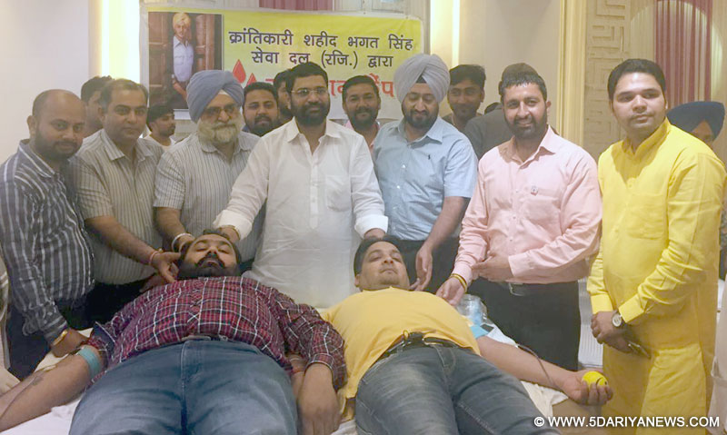 रक्तदानियों के साथ डी.सी.पी. क्राईम भूपिन्द्र सिंह सिद्वू्र, सरवन अत्तरी अशोक मित्तल 