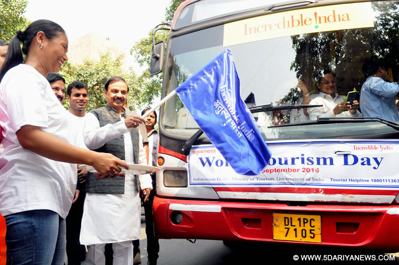 The Minister of State for Culture and Tourism (Independent Charge), Dr. Mahesh Sharma flagging off the “Special Sightseeing Tour of the Monuments and Museum in Delhi arranged for Divyang Children”, organised by India Tourism, on the occasion of “World Tourism Day”, in New Delhi on September 27, 2016.