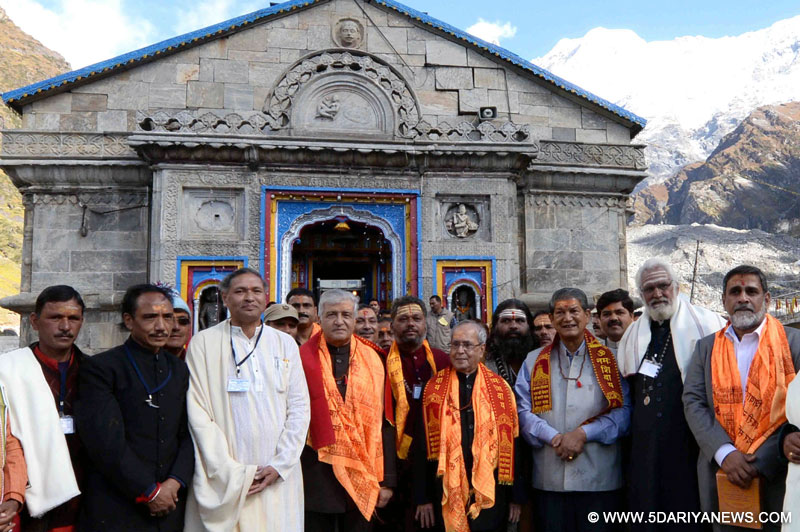 The President, Shri Pranab Mukherjee along with the Governor of Uttarakhand, Dr. Krishan Kant Paul and the Chief Minister of Uttarakhand, Shri Harish Rawat during visit to Shri Kedarnath Temple, at Kedarnath, in Uttarakhand on September 28, 2016.