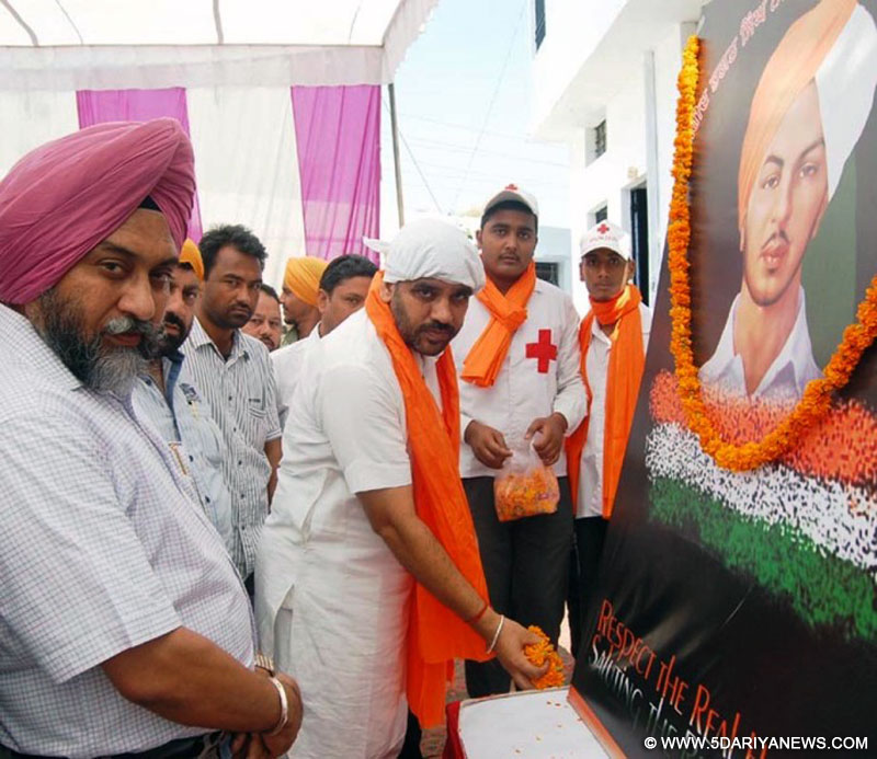 डेराबस्सी में मुख्य संसदीय सचिव एन.के. शर्मा शहीद भगत सिंह की फोटो पर फुल चढातें हुए और उनके साथ हैं समाज सेवी गुरदर्शन सिंह सैनी व अन्य