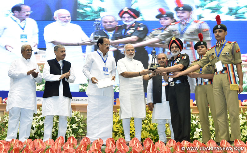  The Prime Minister, Shri Narendra Modi conferring the Swachhata Awards, at the inaugural ceremony of the INDOSAN (India Sanitation Conference), in New Delhi on September 30, 2016.