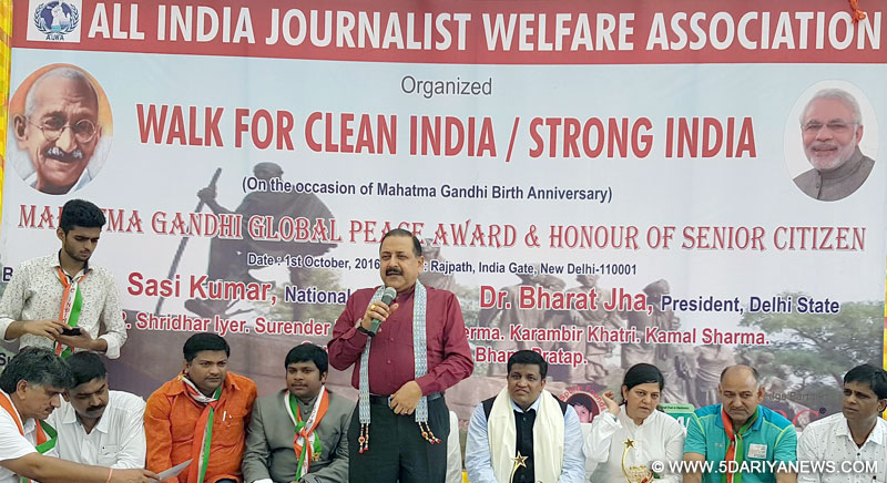 Dr. Jitendra Singh addressing “Swachh Bharat Abhiyan” programme, organised by the “All India Journalists Welfare Association” on the eve of Gandhi Jayanti, in New Delhi on October 01, 2016. 