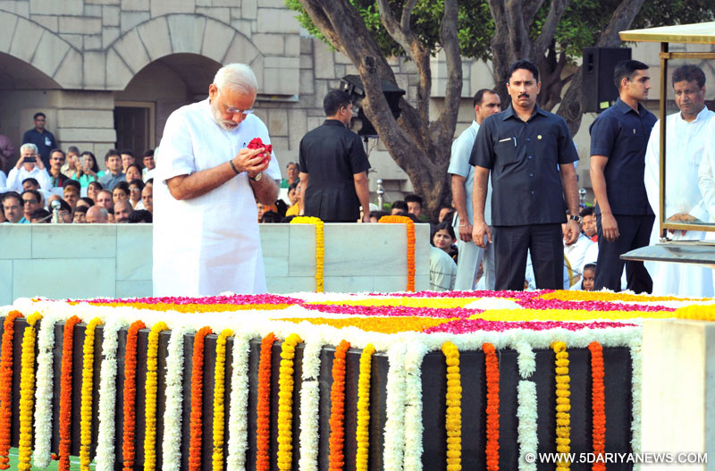  The Prime Minister, Shri Narendra Modi paying floral tributes at the Samadhi of Mahatma Gandhi on his 147th birth anniversary, at Rajghat, in Delhi on October 02, 2016. 