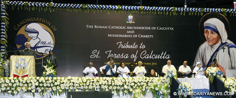 The Vice President, Shri M. Hamid Ansari addressing at the event to celebrate the Canonization of Mother Teresa, in Kolkata on October 02, 2016. The wife of the Vice President, Smt. Salma Ansari, the Governor of West Bengal, Shri Keshari Nath Tripathi and the Minister of Disaster Management, Government of West Bengal, Shri Javed Khan are also seen.