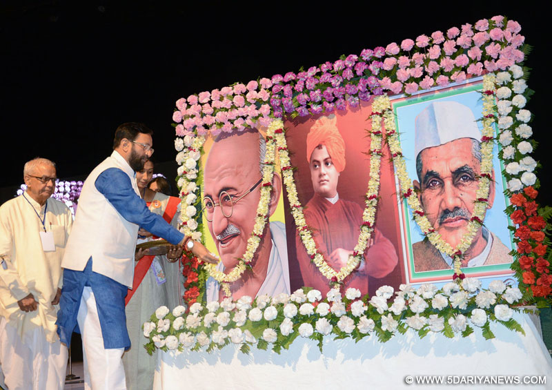 The Union Minister for Human Resource Development, Shri Prakash Javadekar paying floral tribute to Mahatma Gandhi and Lal Bahadur Shastri on their birth anniversaries, at the annual cultural celebration of Vidya Bharati Akhil Bharatiya Shiksha Sansthan, in Kolkata on October 02, 2016.