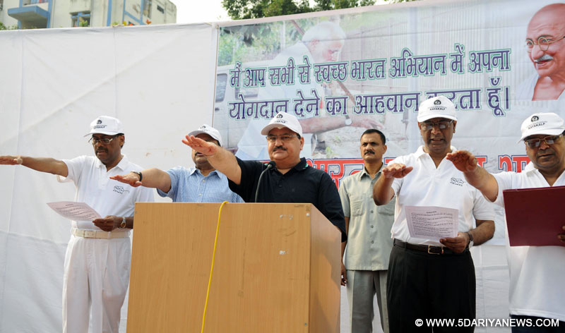 J.P. Nadda administering the swachhta pledge to the officers and staff of the Ministry, at a function, on the occasion of Gandhi Jayanti as part of “Swachch Bharat Abhiyaan”, at Safdarjung Hospital, in New Delhi on October 02, 2016.