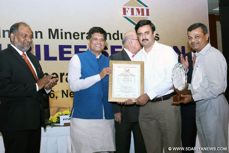 Piyush Goyal presenting an award, at the 50th Annual General Meeting of the Federation of Indian Mineral Industries (FIMI), in New Delhi on October 03, 2016.