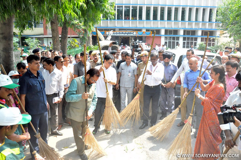 The Minister of State for Minority Affairs (Independent Charge) and Parliamentary Affairs, Shri Mukhtar Abbas Naqvi and the Minister of State for Home Affairs, Shri Kiren Rijiju participating in the Swachh Bharat Mission programme at the NP Bengali Girls School, in New Delhi on October 02, 2016.