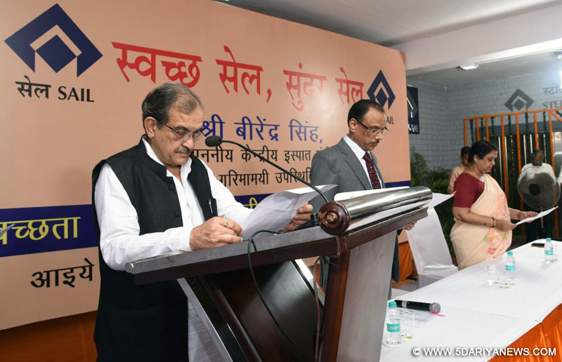 The Union Minister for Steel, Shri Chaudhary Birender Singh administering the Swacchhta pledge, at Steel Authority of India Ltd. (SAIL) head quarter, in New Delhi on October 02, 2016.