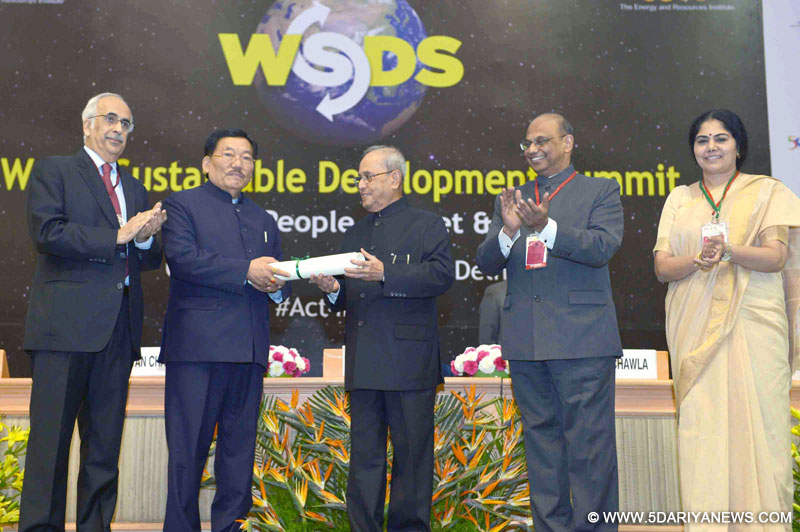 The President, Shri Pranab Mukherjee presenting the Sustainable Development Leadership Award to the Chief of Minister of Sikkim, Shri Pawan Kumar Chamling at the inauguration of the First Edition of World Sustainable Summit, organised by the Energy and Resources Institute (TERI), in New Delhi on October 06, 2016.