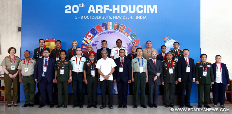 The Union Minister for Defence, Shri Manohar Parrikar with the Heads of the delegations of 20th ASEAN Regional Forum (ARF) - Heads of Defence Universities/Colleges/Institutions Meet (HDUCIM), in New Delhi on October 06, 2016.