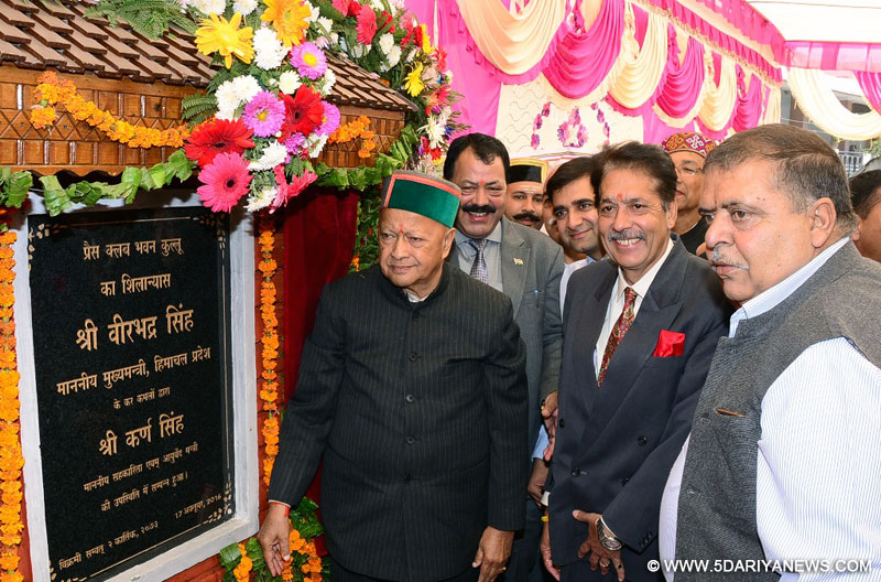 Chief Minister Shri Virbhadra Singh laying foundation stone of press club building at Kullu   on 17th  October 2016.