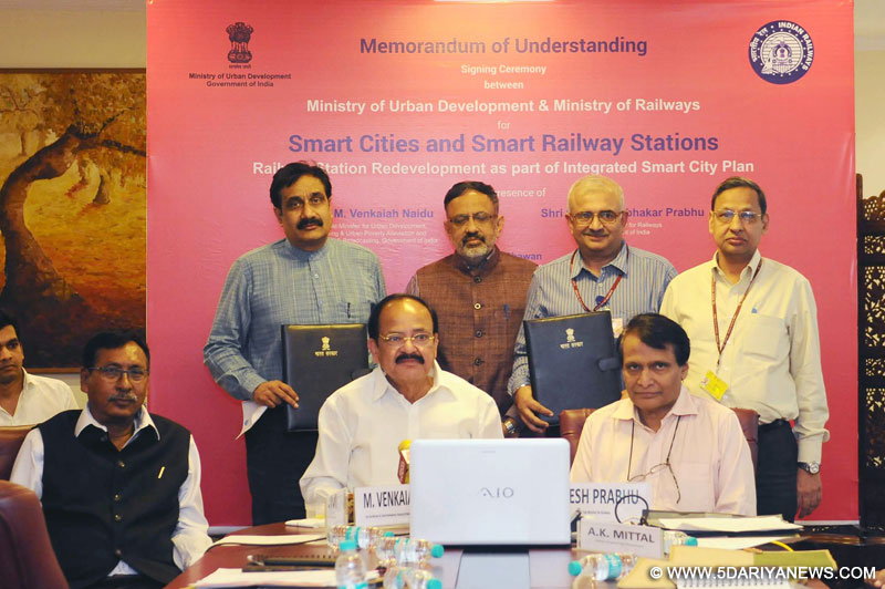 The Union Minister for Urban Development, Housing & Urban Poverty Alleviation and Information & Broadcasting, Shri M. Venkaiah Naidu and the Union Minister for Railways, Shri Suresh Prabhakar Prabhu witnessing the signing ceremony of an MoU between Ministry of Urban Development and Ministry of Railways for Smart Cities and Smart Railway Stations, in New Delhi on October 19, 2016. 