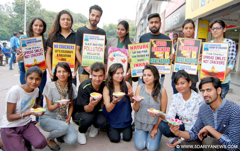 सी जी सी झंजेडी के विद्यार्थियों ने नुक्कड़ नाटक और रैली द्वारा प्रदूषण मुक्त दीवाली मनाने