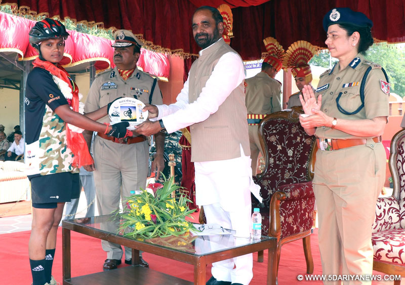 The Minister of State for Home Affairs, Shri Hansraj Gangaram Ahir presenting the memento to a participant of the Mountain Terrain Biking Expedition team of Sashastra Seema Bal, in New Delhi on October 27, 2016. The DG, SSB, Smt. Archana Ramasundaram is also seen.