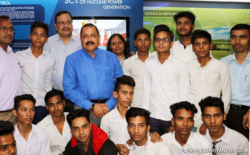 Dr. Jitendra Singh in a group photograph with the students and children during the visit to the “Hall of Nuclear Power”, at Pragati Maidan, in New Delhi on November 06, 2016.