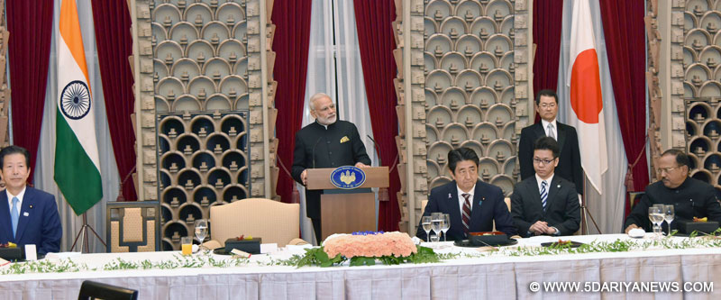 The Prime Minister, Shri Narendra Modi delivering his speech at the banquet hosted by the Prime Minister of Japan, Mr. Shinzo Abe, at Kantei, in Tokyo, Japan on November 11, 2016.