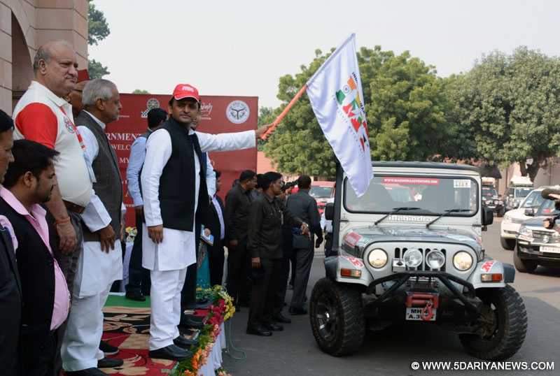 Uttar Pradesh Chief Minister Akhilesh Yadav flagg off the India-Myanmar-Thailand Friendship Motor Car Rally in Lucknow on Nov 15, 2016.
