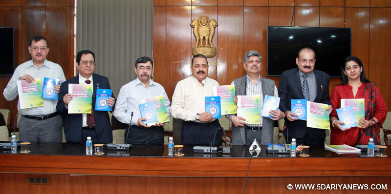 Dr. Jitendra Singh flanked by the senior Diabetologists and RSSDI office bearers releasing the Guideline books on Diabetes management, in New Delhi on November 15, 2016.