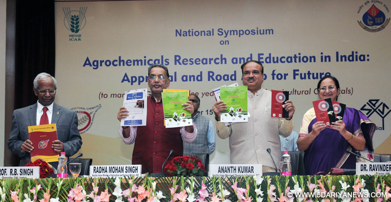  The Union Minister for Agriculture and Farmers Welfare, Shri Radha Mohan Singh and the Union Minister for Chemicals & Fertilizers and Parliamentary Affairs, Shri Ananth Kumar releasing the publications, at the “National Symposium on Agrochemicals Research & Education in India: Appraisal & Road Map for Future”, in New Delhi on November 15, 2016.
