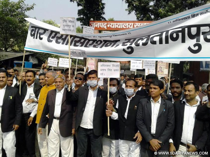 उत्तर प्रदेश : हत्यारे की गिरफ्तारी को वकीलों ने निकाला जुलूस 