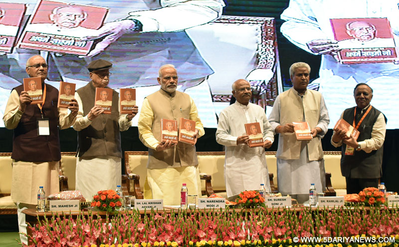 The Prime Minister, Shri Narendra Modi releasing the book on the life of Late Shri Kedarnath Sahni, in New Delhi on November 22, 2016.