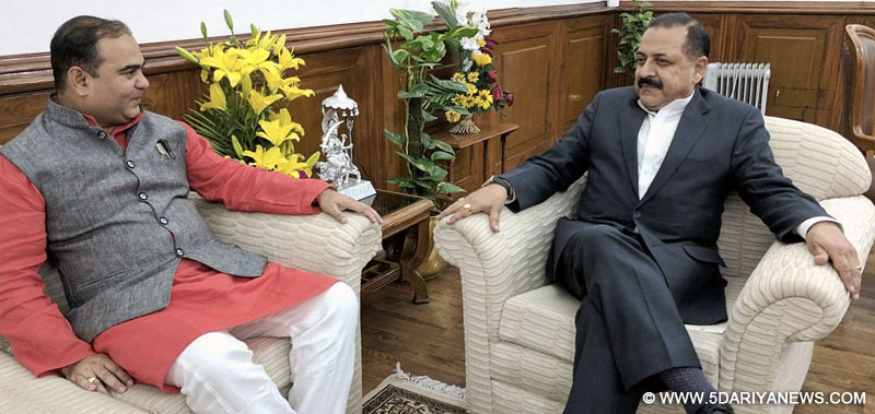 The Tourism Minister of Maharashtra, Shri Jaykumar Rawal calling on the Minister of State for Development of North Eastern Region (I/C), Prime Minister’s Office, Personnel, Public Grievances & Pensions, Atomic Energy and Space, Dr. Jitendra Singh, in New Delhi on December 08, 2016.