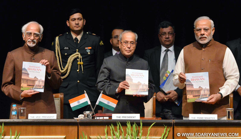 प्रधानमंत्री नरेंद्र मोदी नई दिल्‍ली में 11 दिसंबर 2016 को राष्‍ट्रपति भवन में ‘‘राष्‍ट्रपति भवन : राज टू स्‍वराज’’ पुस्‍तक का विमोचन करते हुए। इस अवसर पर राष्‍ट्रपति श्री प्रणब मुखर्जी और उपराष्‍ट्रपति श्री मोहम्‍मद हामिद अंसारी भी उपस्थित थे।