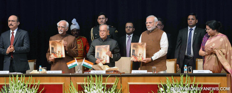 राष्‍ट्रपति श्री प्रणब मुखर्जी ने नई दिल्‍ली में 11 दिसंबर 2016 को राष्‍ट्रपति भवन में ‘‘लाइफ एट राष्‍ट्रपति भवन’’ पुस्‍तक का विमोचन किया। इस अवसर पर उपराष्‍ट्रपति श्री मोहम्‍मद हामिद अंसारी और प्रधानमंत्री श्री नरेंद्र मोदी भी उपस्थित थे।