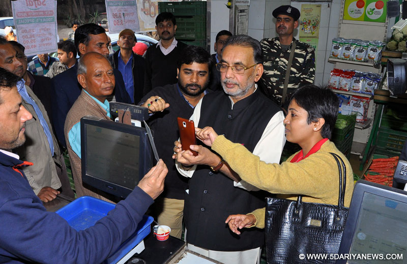 The Union Minister of Agriculture and Farmers Welfare, Shri Radha Mohan Singh visited some outlets of Mother Dairy and Safal outlets to promote cashless transaction, in New Delhi on December 17, 2016. 