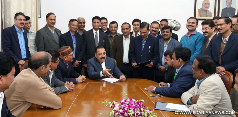 Dr. Jitendra Singh interacting with a delegation of the Central Secretariat Service Forum, in New Delhi on December 29, 2016.