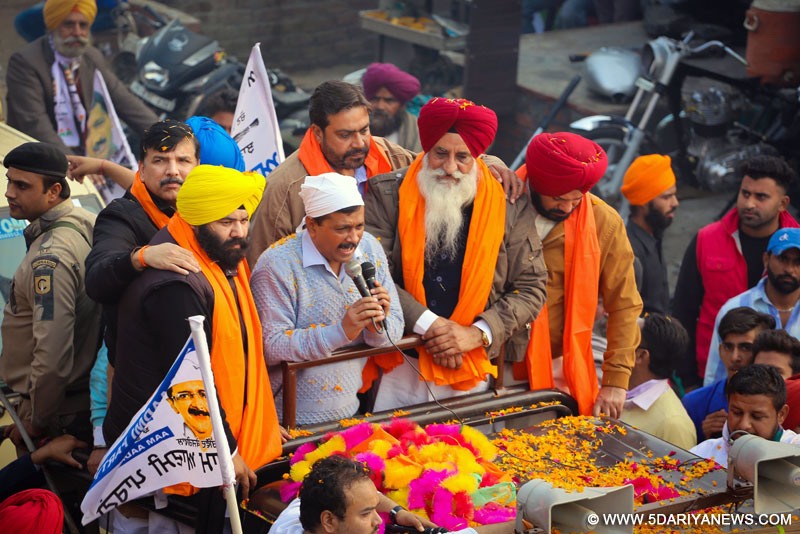 ਹਲਕਾ ਮਜੀਠਾ ਵਿੱਚ ਆਮ ਆਦਮੀ ਪਾਰਟੀ ਦੇ ਵਿਸ਼ਾਲ ਰੋਡ ਸ਼ੋਅ ਦੀ ਅਗਵਾਈ ਕਰਦੇ ਹੋਏ ਅਰਵਿੰਦ ਕੇਜਰੀਵਾਲ, ਸੰਜੇ ਸਿੰਘ, ਗੁਰਪ੍ਰੀਤ ਸਿੰਘ ਵੜੈਚ, ਹਿੰਮਤ ਸਿੰਘ ਸ਼ੇਰਗਿੱਲ ਅਤੇ ਹੋਰ।