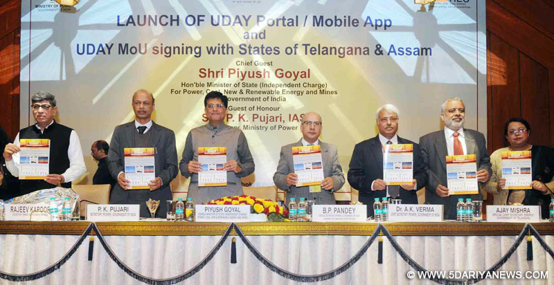 Piyush Goyal releasing the publication at the launch of the Web Portal and a Mobile App for the Ujwal DISCOM Assurance Yojana (UDAY), organised by the Rural Electrification Corporation Limited (REC), in New Delhi on January 04, 2017. 