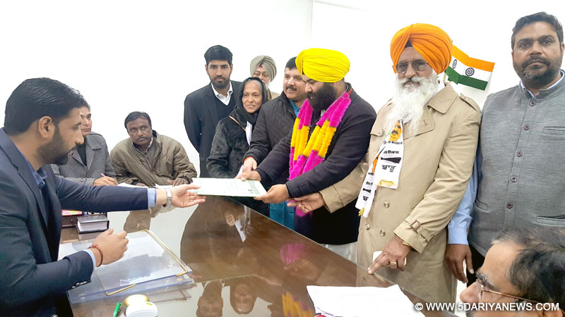 ਹਲਕਾ ਮਜੀਠਾ ਤੋਂ ਆਪ ਉਮੀਦਵਾਰ ਐਡਵੋਕੇਟ ਹਿੰਮਤ ਸਿੰਘ ਸ਼ੇਰਗਿੱਲ ਐਸ.ਡੀ.ਐਮ. ਮਜੀਠਾ ਨੂੰ ਕੋਲ ਕਾਗਜ਼ ਭਰਦੇ ਹੋਏ। ਨਾਲ ਹਨ ਸ੍ਰੀ ਸੰਜੇ ਸਿੰਘ, ਚੇਅਰਮੈਨ ਚੋਗਾਵਾਂ ਤੇ ਸੁਖਦੀਪ ਸਿੱਧੂ।